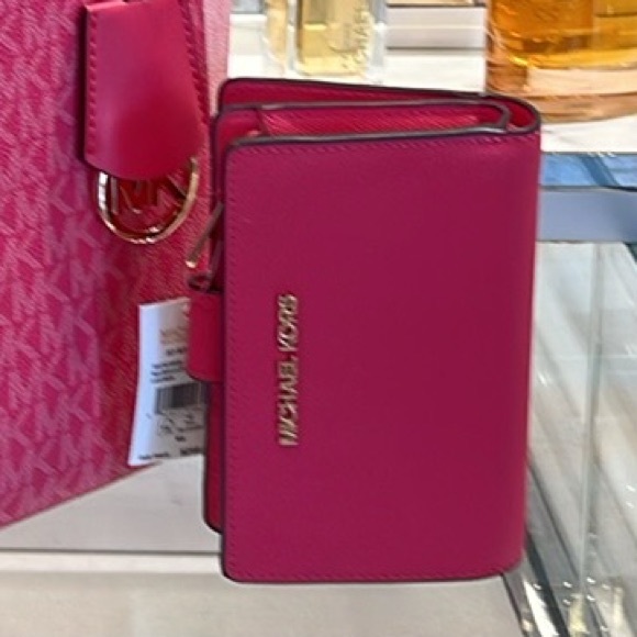 MICHAEL KORS
Medium Crossgrain Leather Wallet
Electric Pink
NWT - Picture 6 of 16